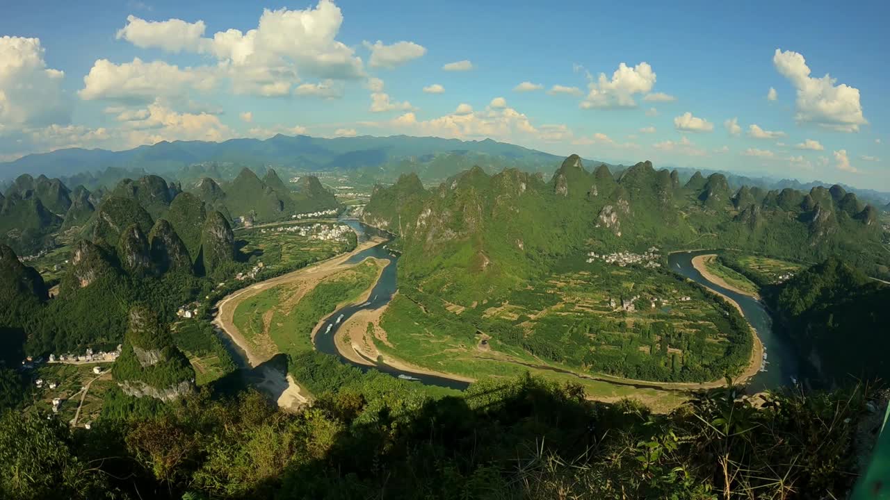 漓江第一湾-雄伟的喀斯特地貌峰林视频素材