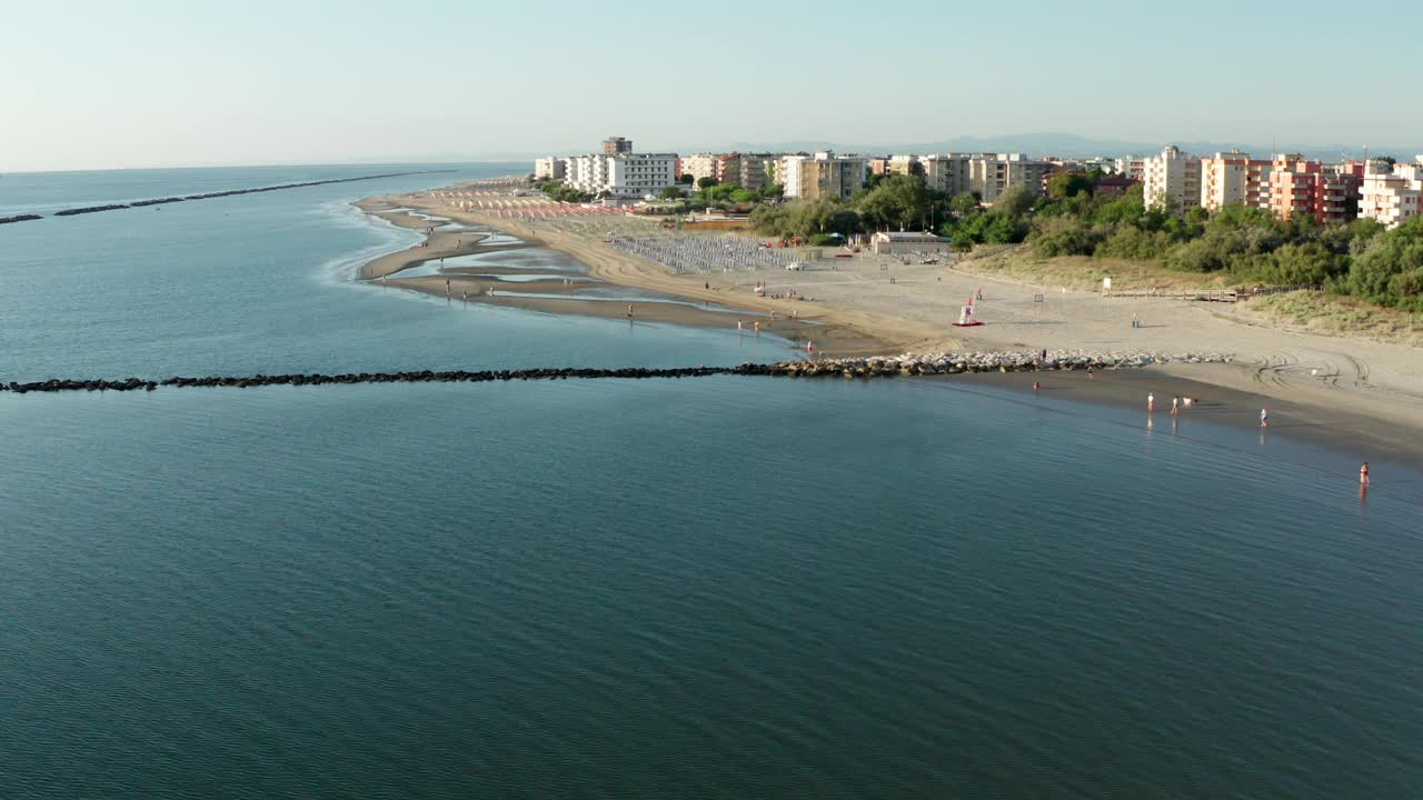 典型的亚得里亚海海岸，有沙滩视频素材