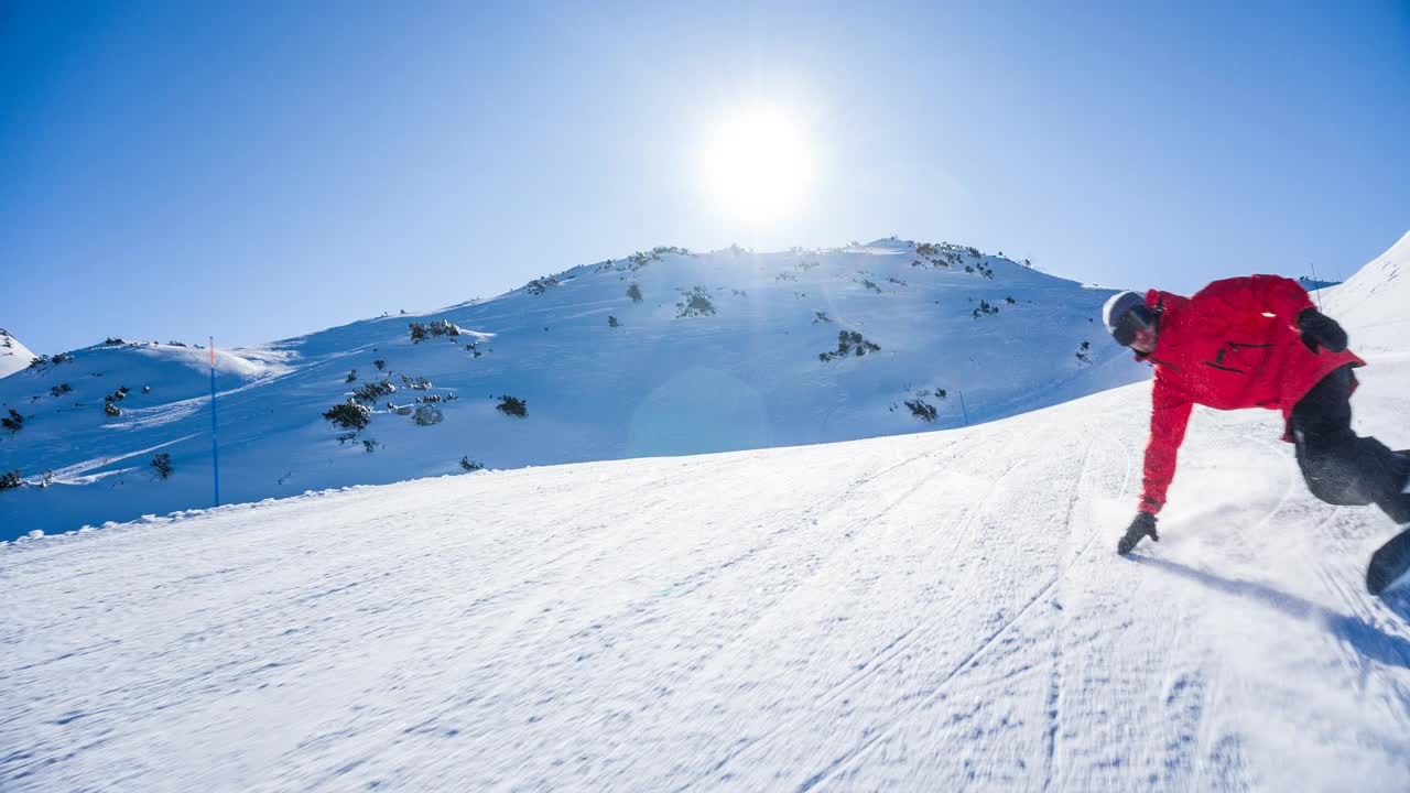 在滑雪坡道上滑雪的人视频下载