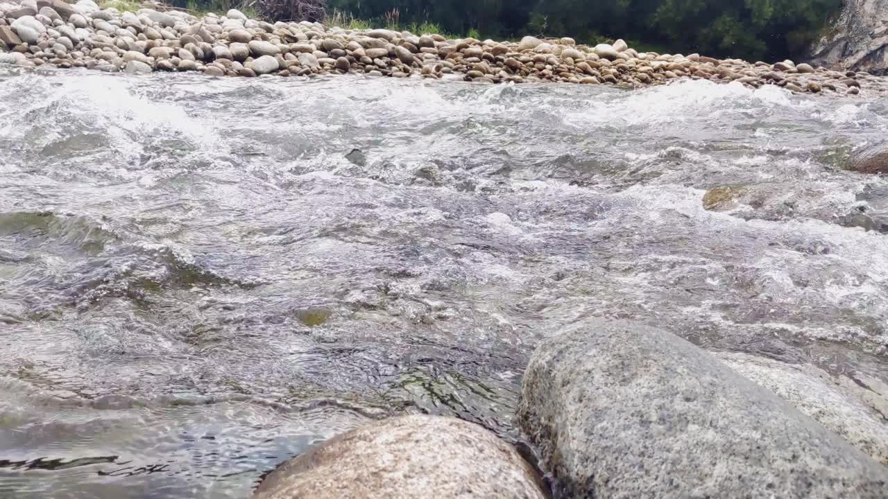 快吵的山河与清澈的冷水视频素材