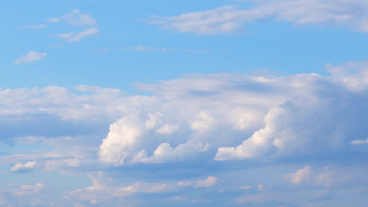 蔚蓝色的天空、积云和层云。风景太阳光线美视频素材