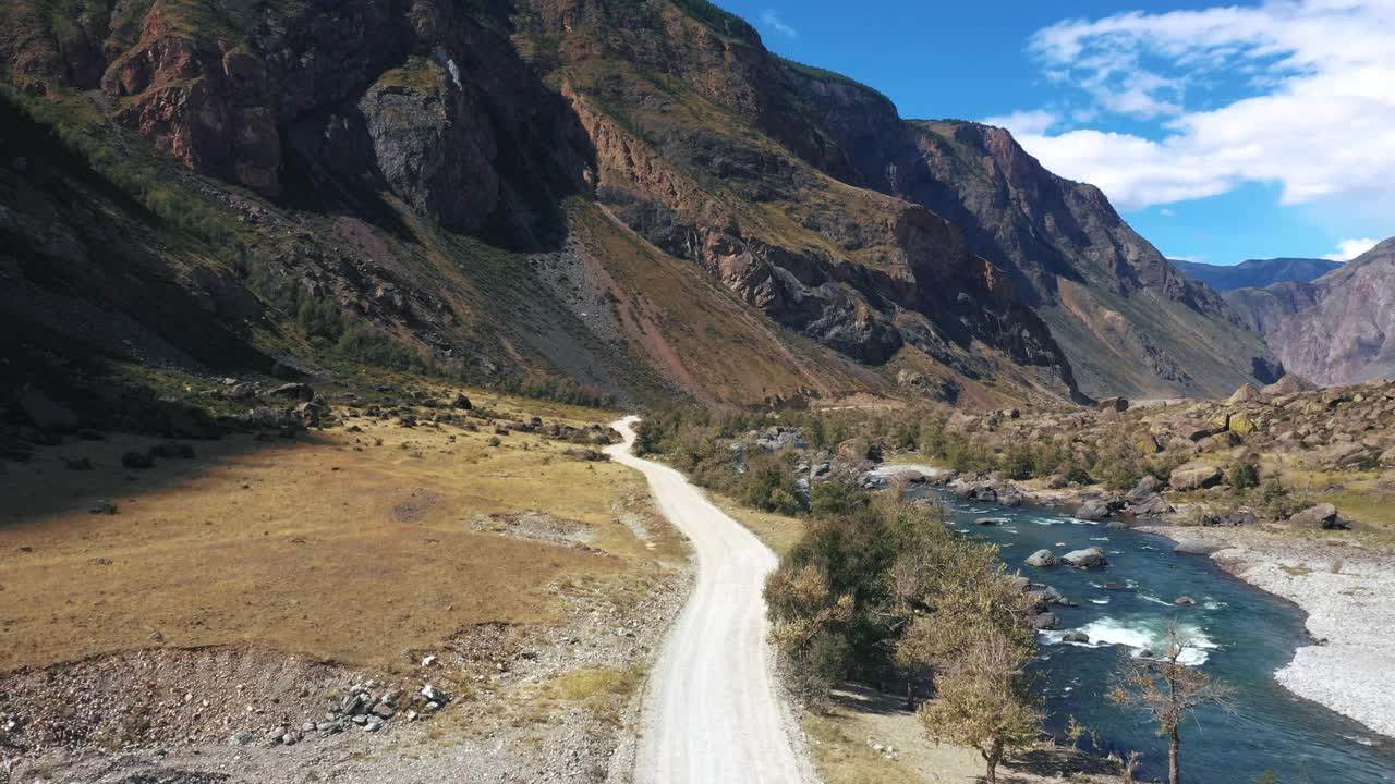 在野生公园落基山脉的河流峡谷附近的碎石路上的空中飞行视频素材