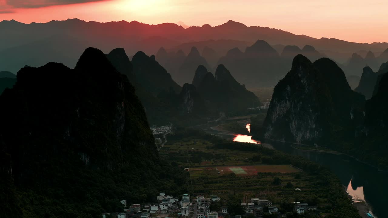 漓江和山峰上壮丽的日出视频素材