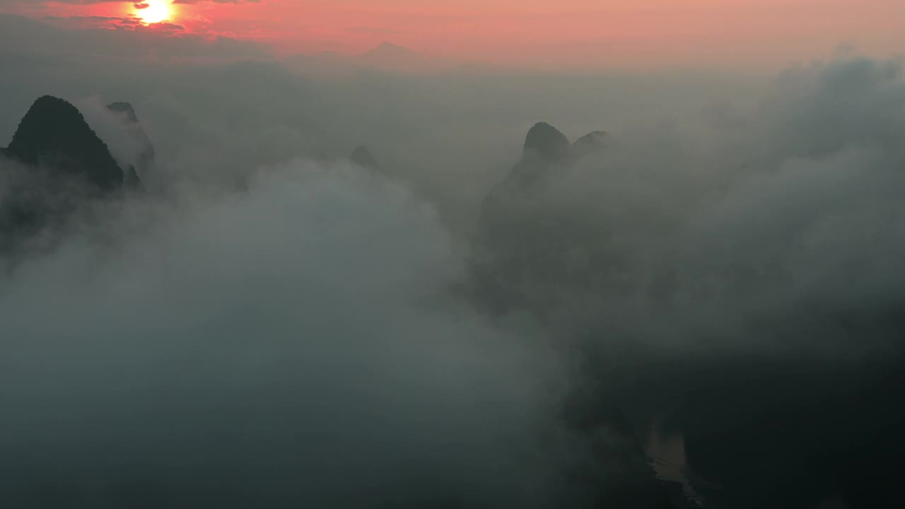 漓江和山峰上壮丽的日出视频素材