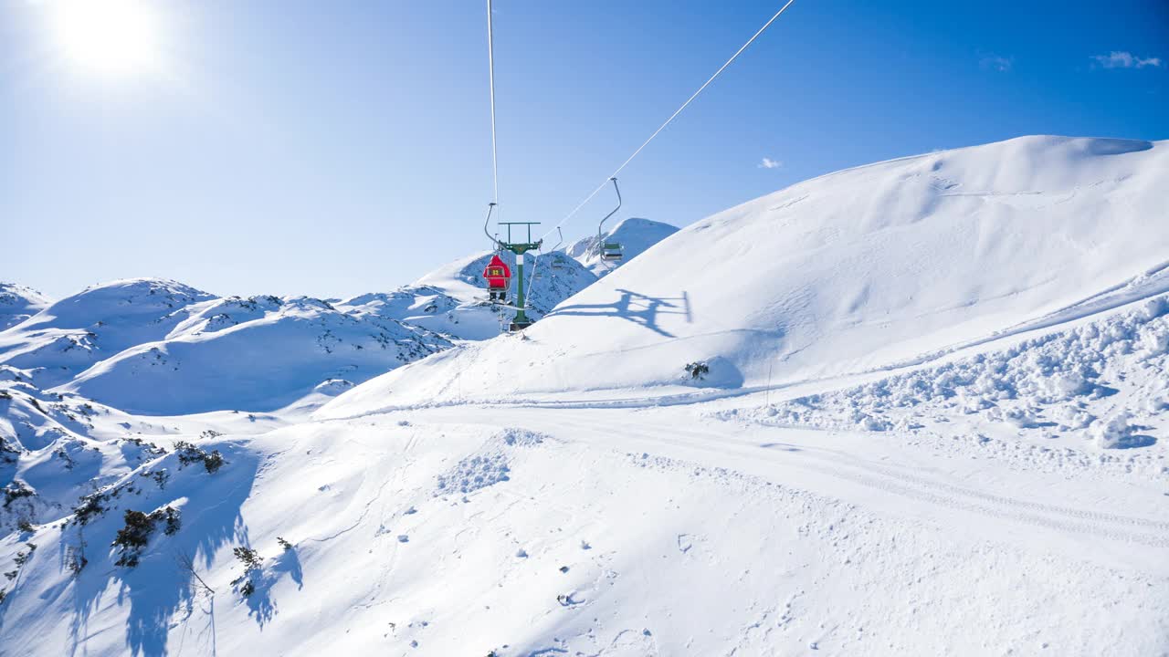 在阳光明媚的冬日乘坐滑雪缆车视频素材