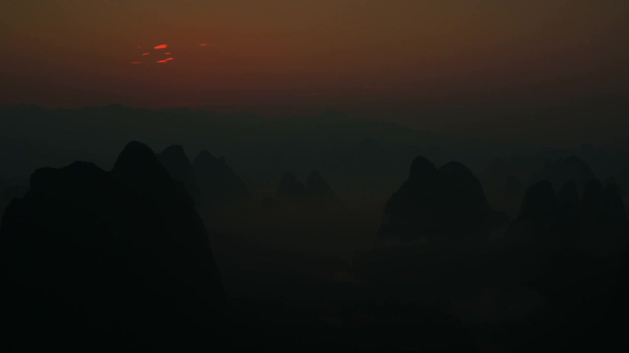 漓江和山峰上壮丽的日出视频素材