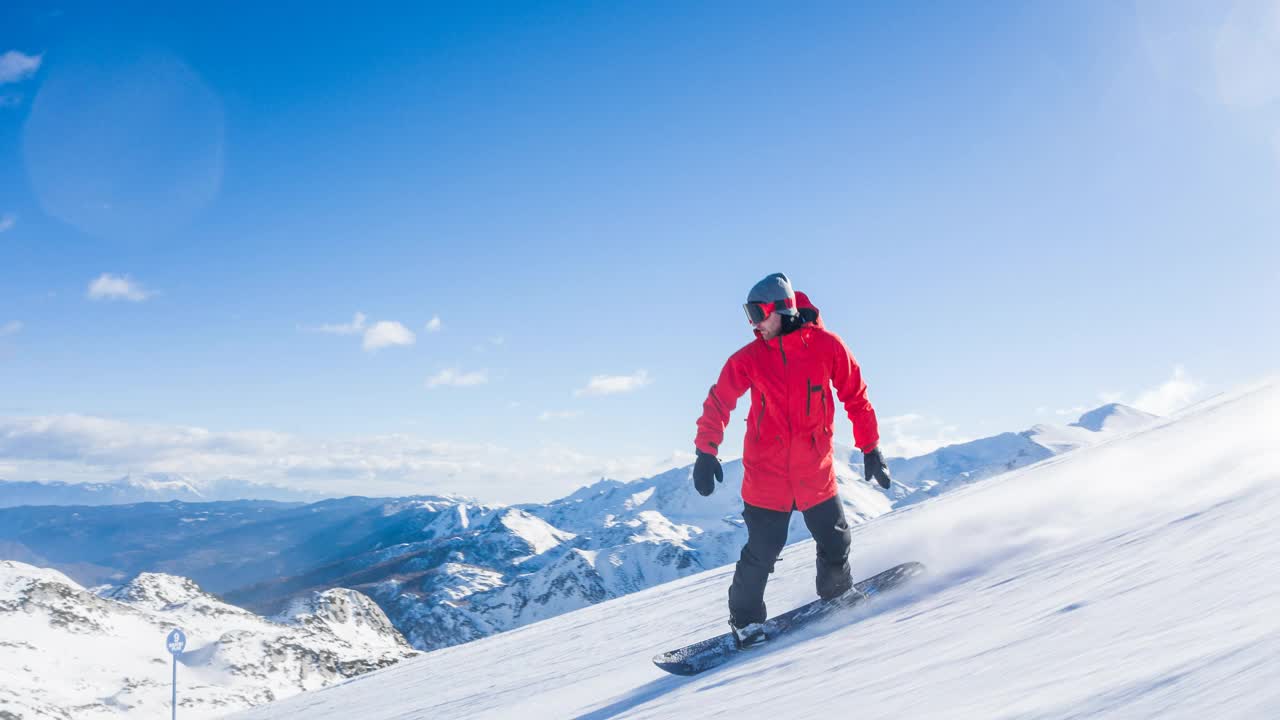 滑雪者享受阳光明媚的冬日，表演跳跃特技和雪水从滑雪坡上滑下来视频素材