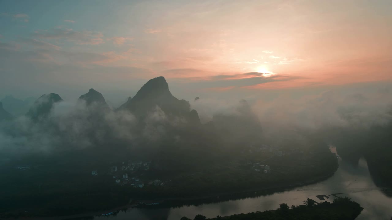 壮丽的日出-黎明在漓江和山峰上视频素材