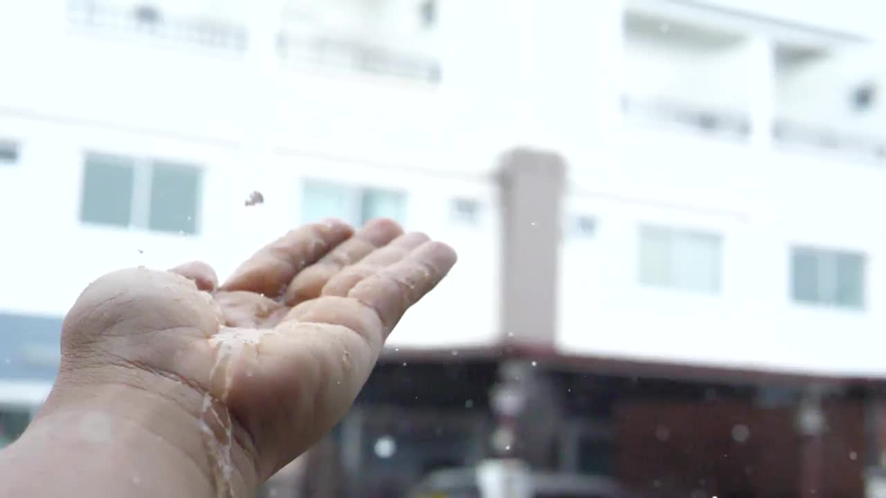 手与雨滴，手与自然在雨季视频下载