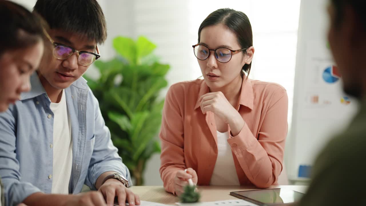 年轻的亚洲女商人与团队讨论会议视频素材