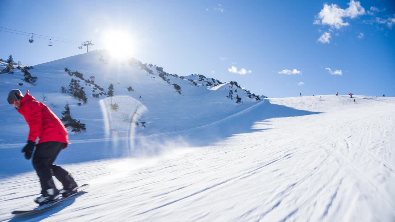 滑雪者在雪地上享受阳光明媚的一天视频素材