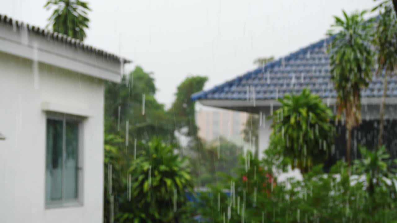 城市里下着大雨，下着暴雨，雨水从房顶落了下来视频下载