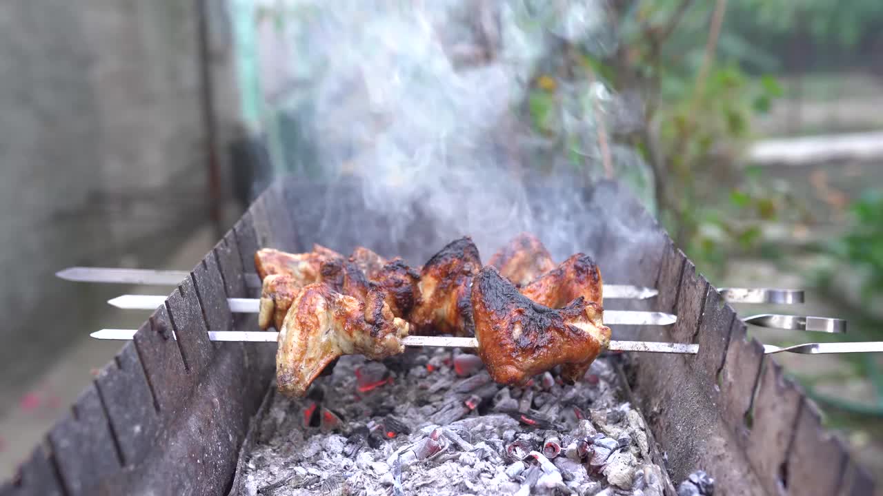 准备烤串肉串烤肉架视频素材