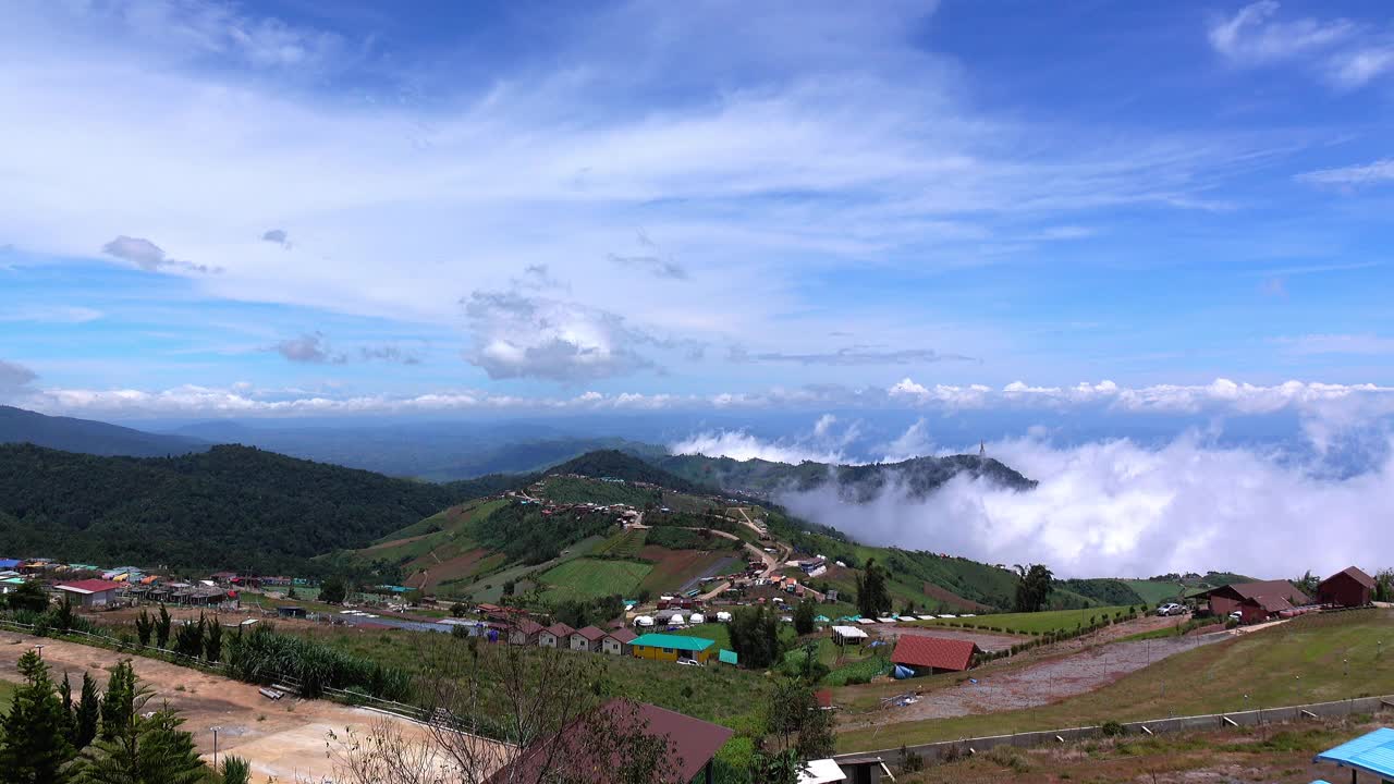 雾和云在山上的天空。视频素材