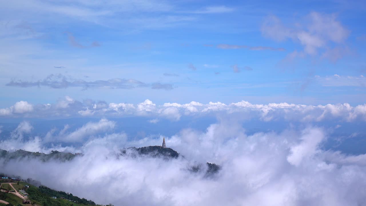 雾和云在山上的天空。视频素材