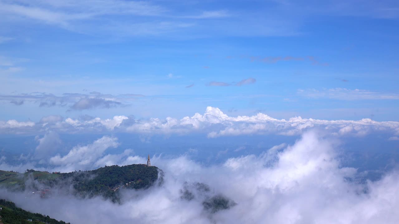 雾和云在山上的天空。视频素材