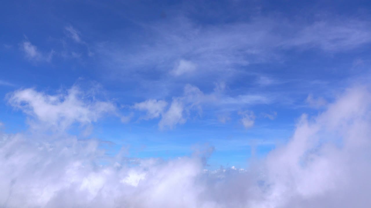 雾和云在山上的天空。视频素材