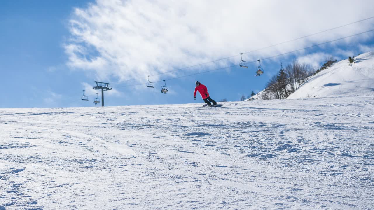 滑雪者在滑雪坡道上转弯时，身后留下一团粉末状的雪视频素材