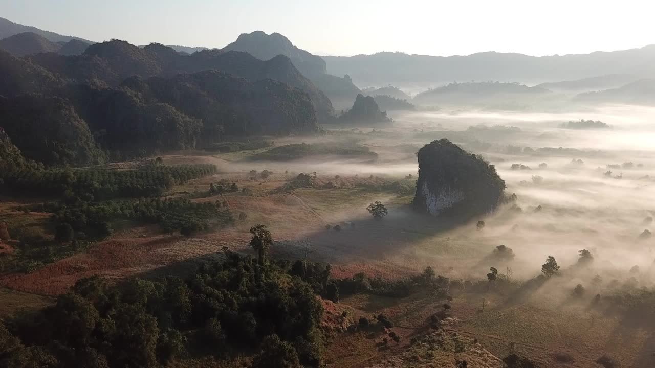 在泰国法耀省的富兰卡森林公园，从无人机上看到壮观的石灰岩山脉。视频素材