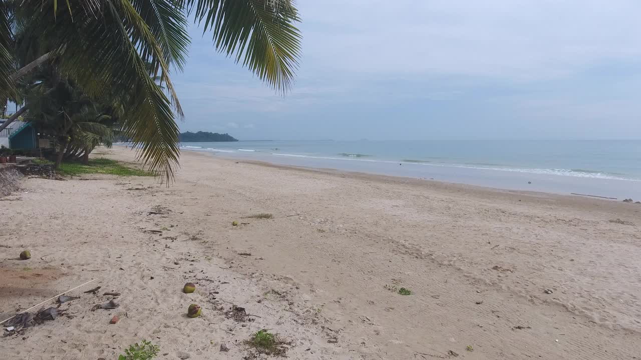 鸟瞰图的海洋和海滩，进入大海视频素材