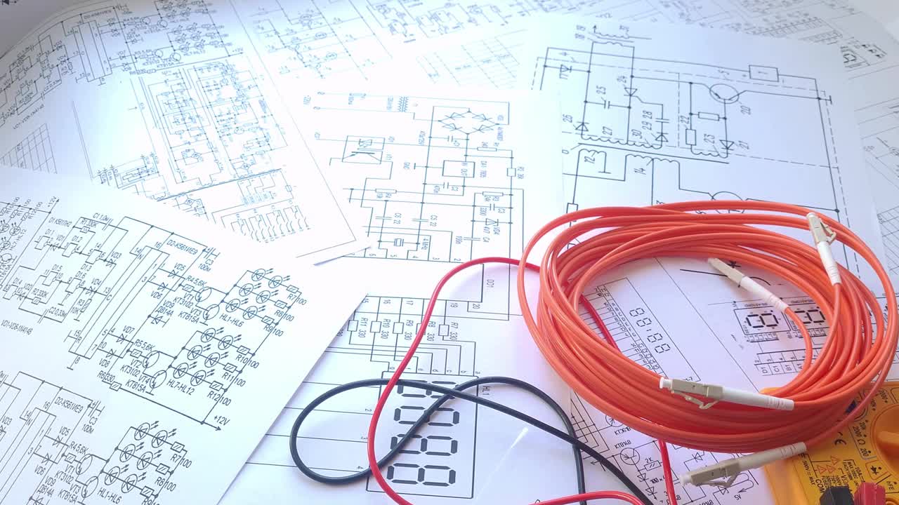 电气工程图纸上的光缆、电缆和数字万用表视频下载