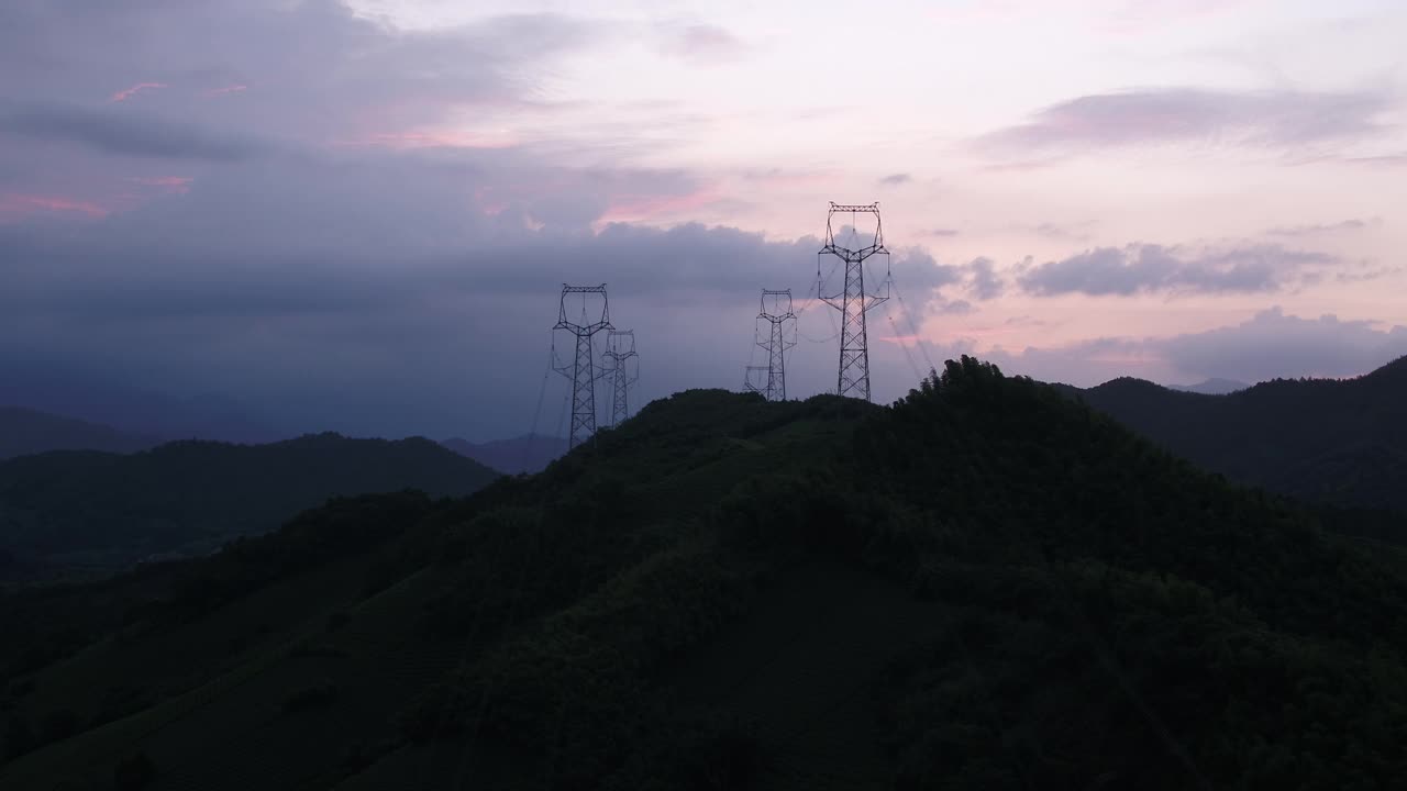 日落时的高压电杆视频素材