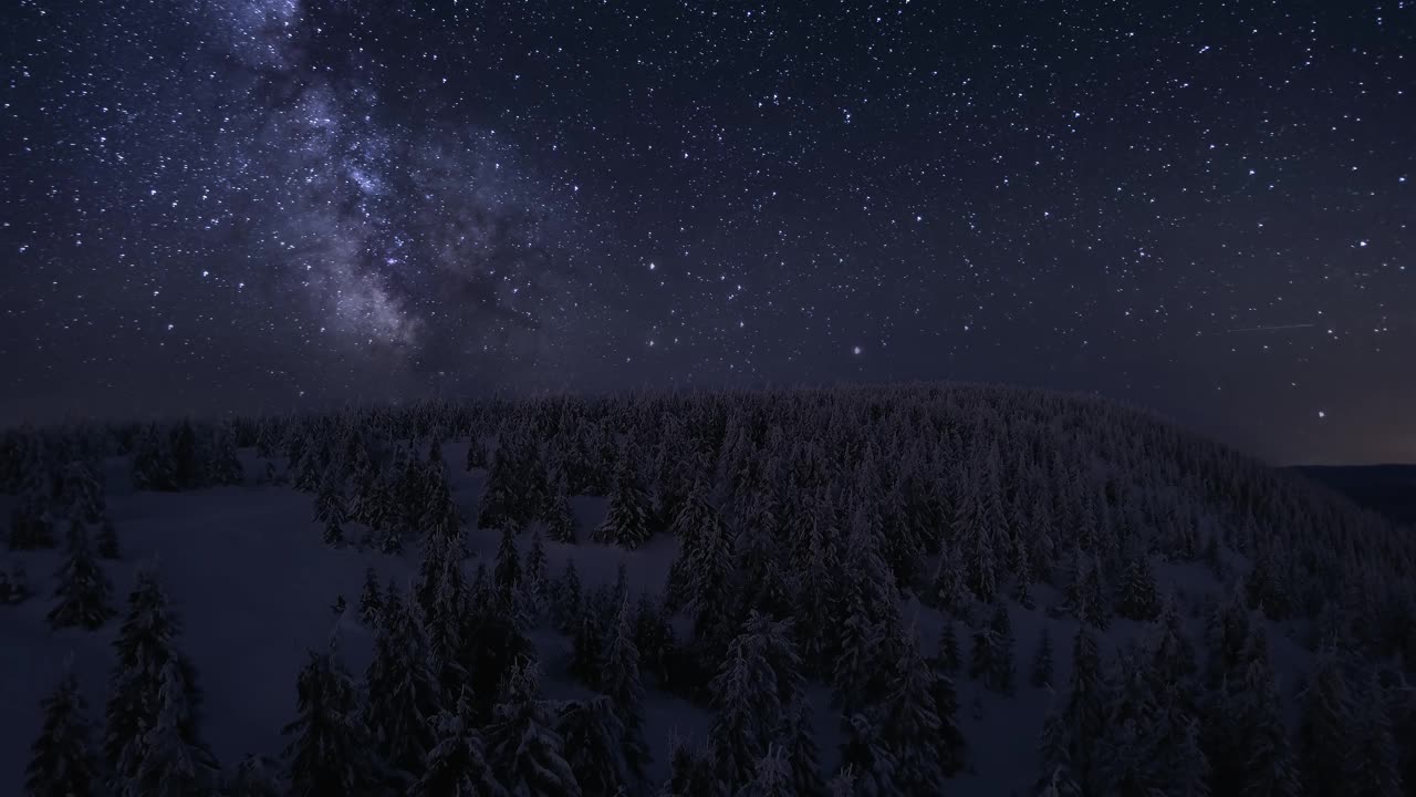 神奇的银河银河在繁星点点的夜空在冰冻的冬天森林自然天文学时间流逝视频素材