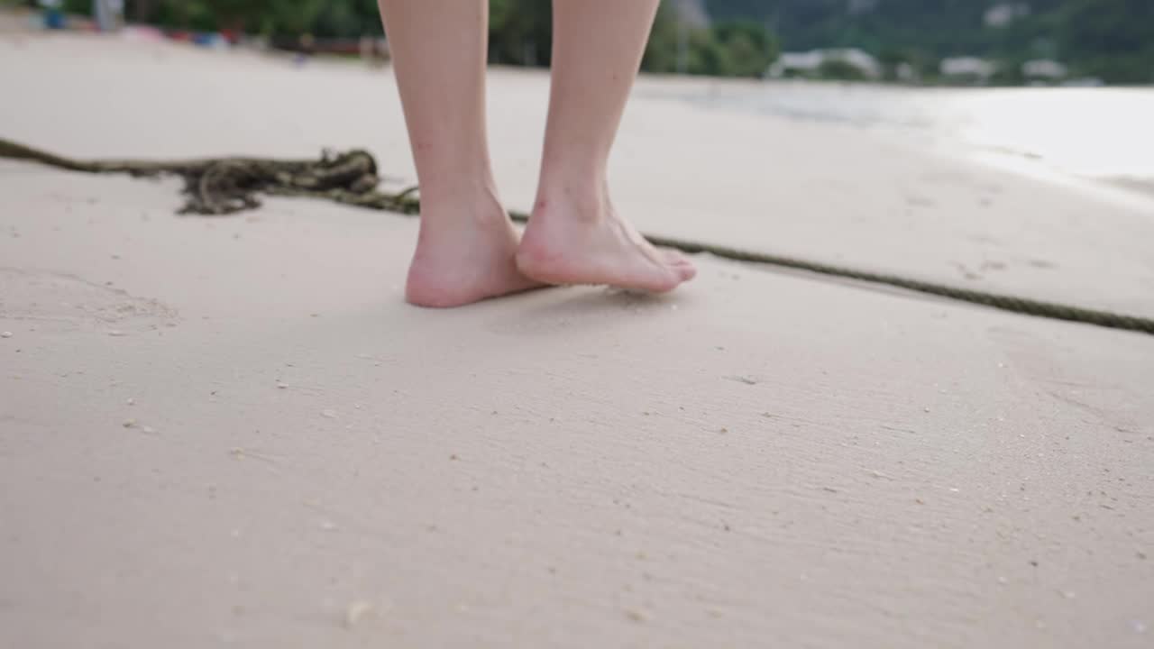 皮肤白皙的女性双腿沿着沙滩行走，东南亚太平洋岛屿，太阳即将落山，阳光倒影在水面，自由生活逃离城市，暑假慢动作，平静安详视频素材