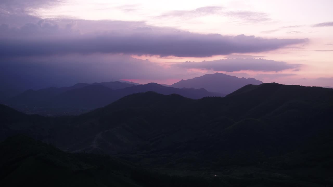 日落时的高压电杆视频素材