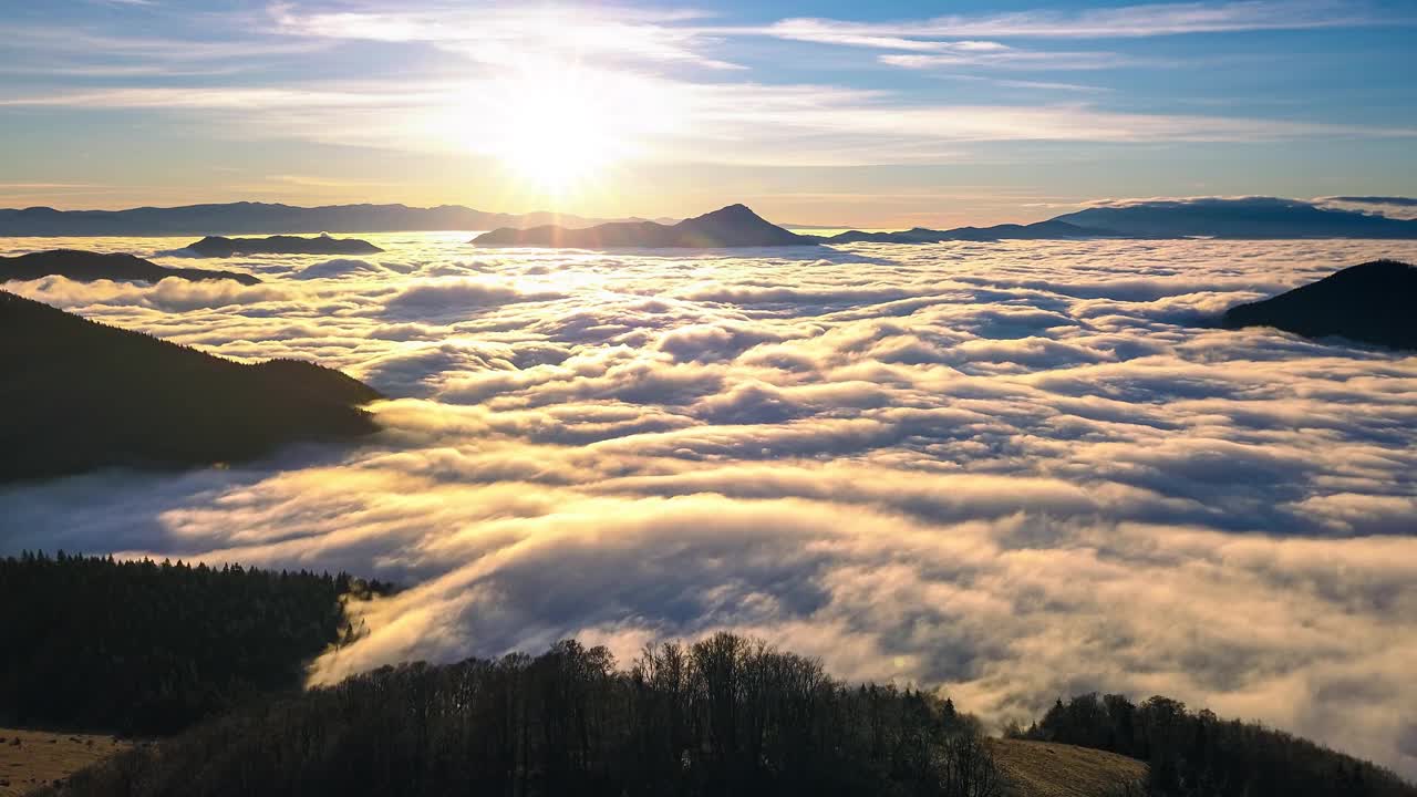 神奇的日出上面的雾云运动高山山谷自然在春天的早晨景观超时间推移视频素材