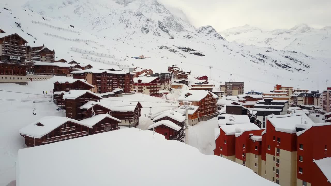 滑雪胜地的冬季景色与移动电缆滑雪升降机之间的积雪覆盖的小山视频素材