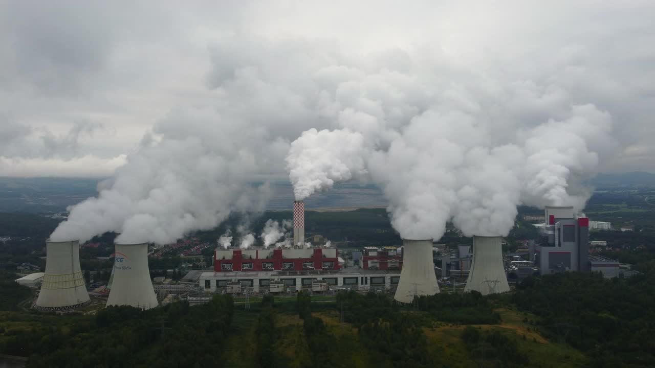 燃煤电厂产生的白烟污染了空气视频素材