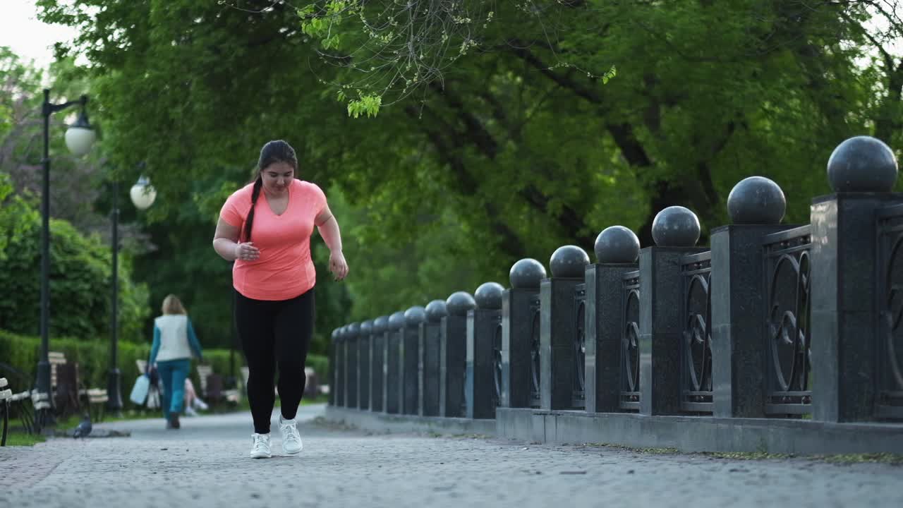 超重慢跑者肥胖运动女性跑步视频素材