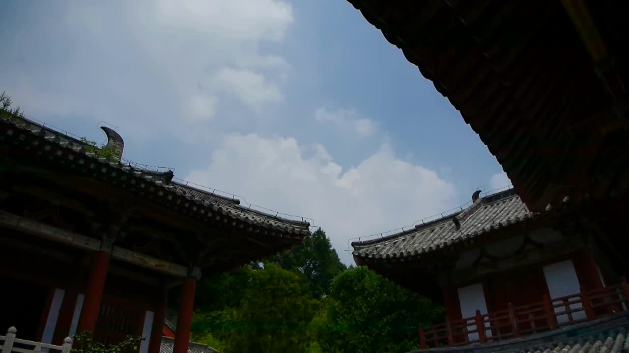 中国古寺建筑在森林中，蓝天白云之间视频素材