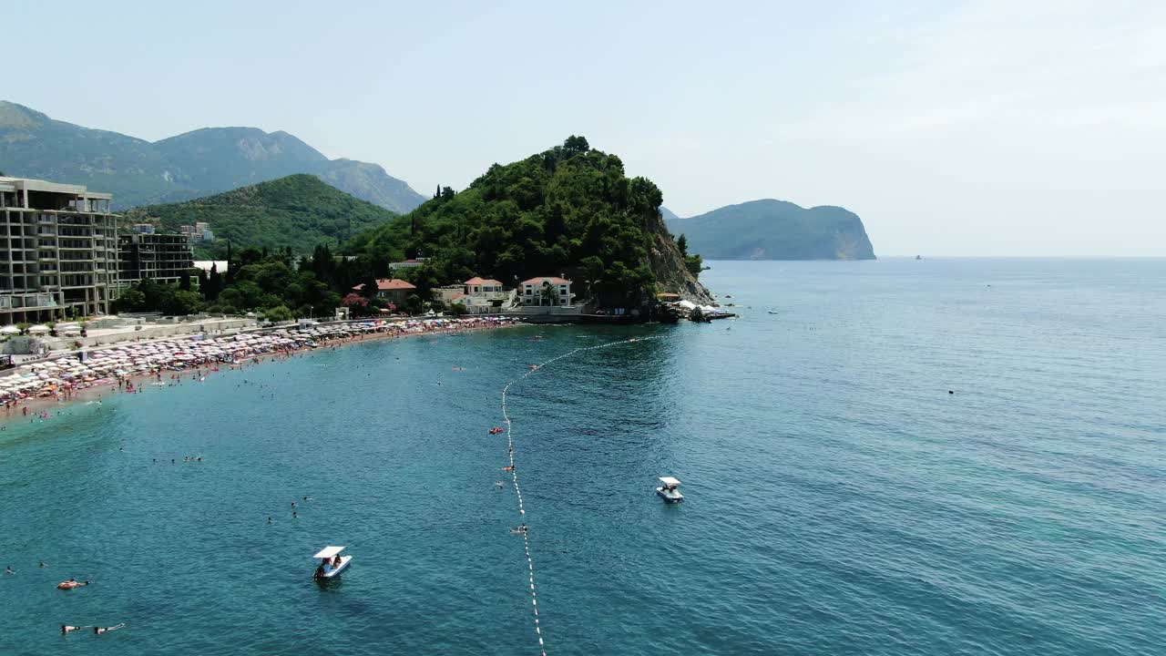 佩特罗瓦茨湾和海滩的景色。黑山共和国视频素材