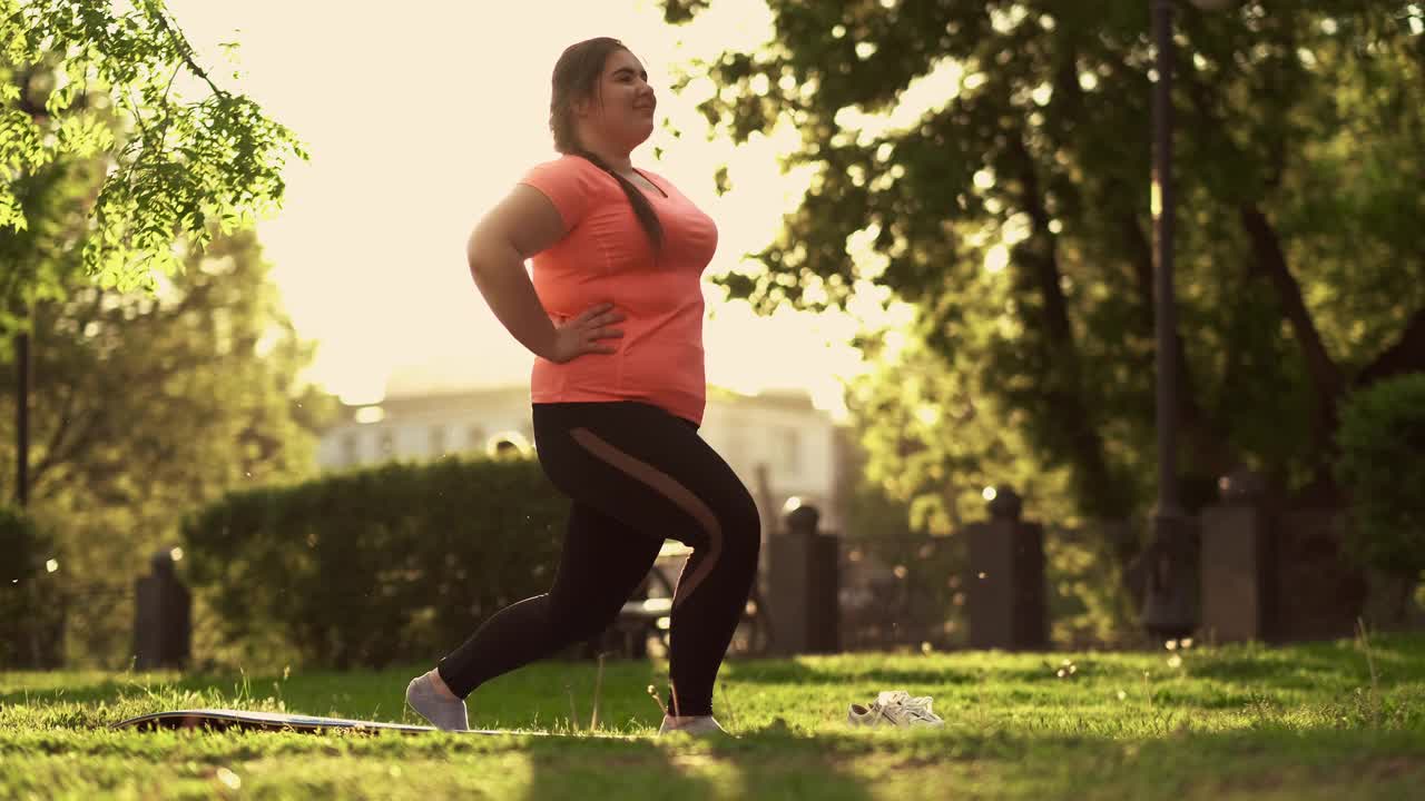 身体正parkfitness超重女子日落视频素材