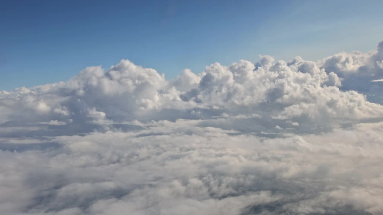 天空天光自然，蓝天里飘着松软的云朵视频素材