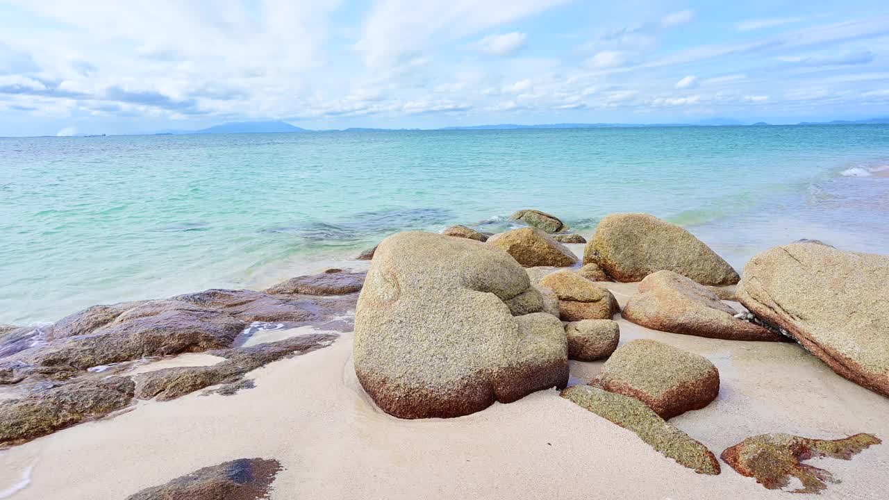 美丽的沙滩和海浪与蓝天和白云的背景。视频素材