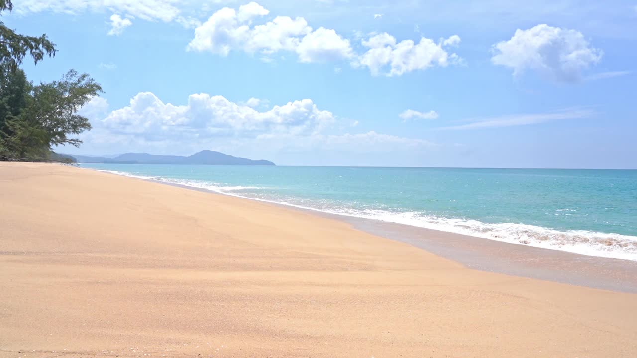 沙滩上的伞和椅子，适合旅行视频素材