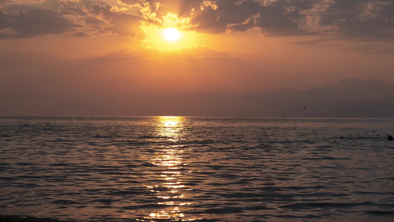 随着夕阳在海上流逝视频素材