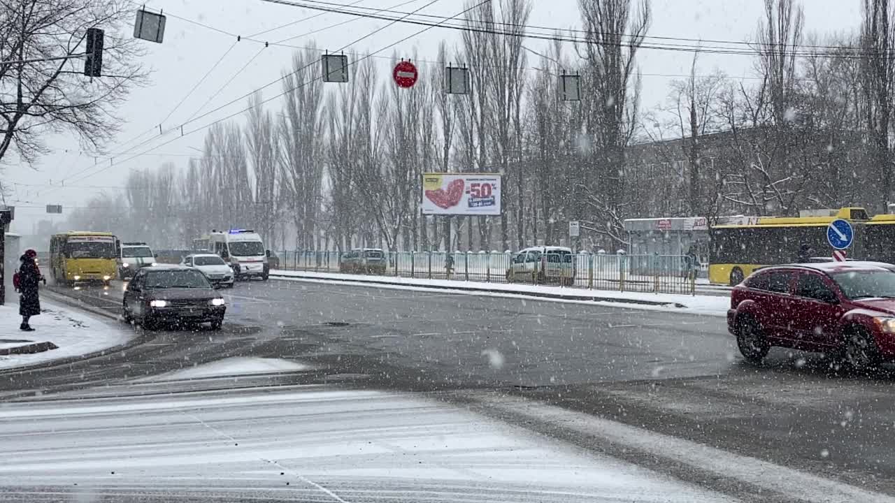 城市里的汽车交通和降雪。缓慢的运动。视频素材