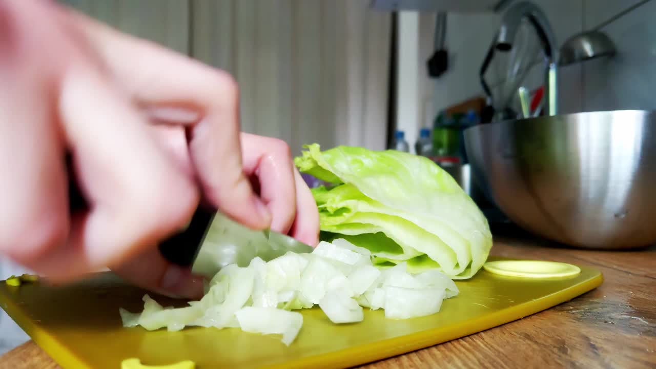 一位妇女把卷心菜切成清淡健康的沙拉视频素材