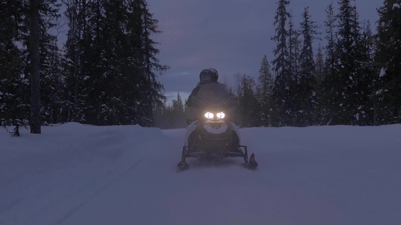 雪地车骑手反向追踪镜头视频素材