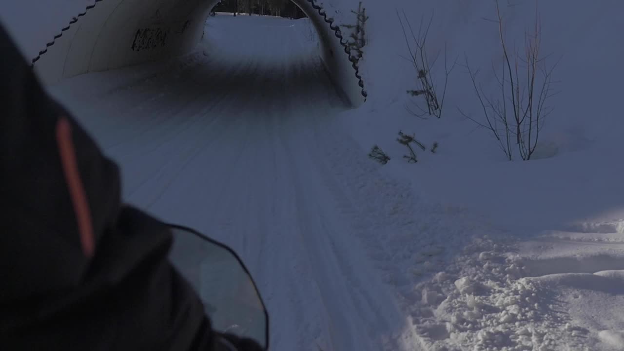 雪地车穿过隧道视频素材