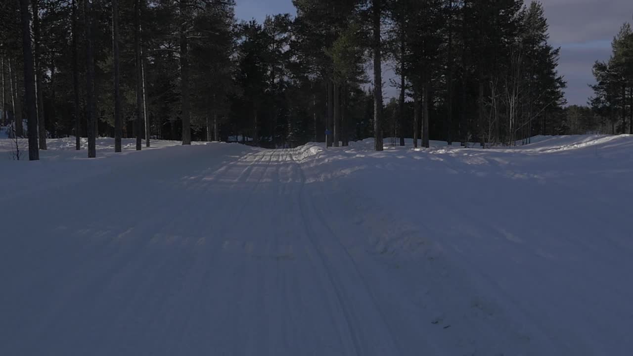 雪地车在乡村拍摄视频素材