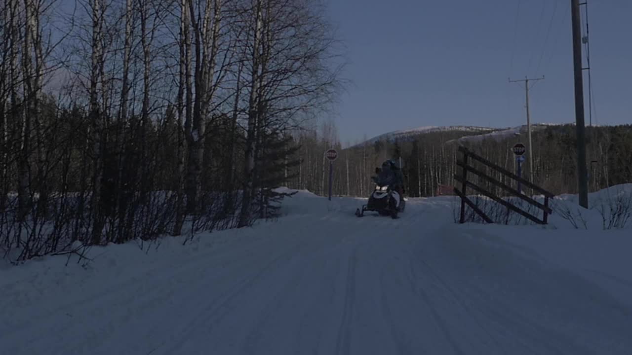 雪地摩托上骑手的跟踪镜头视频素材