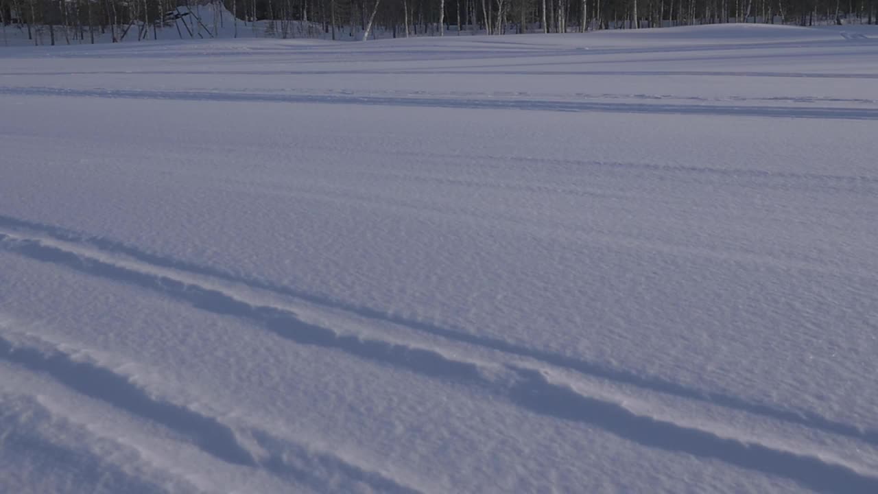 雪地上有雪地摩托的履带视频素材