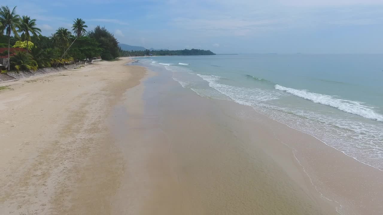 海洋和热带海滩的鸟瞰图视频素材