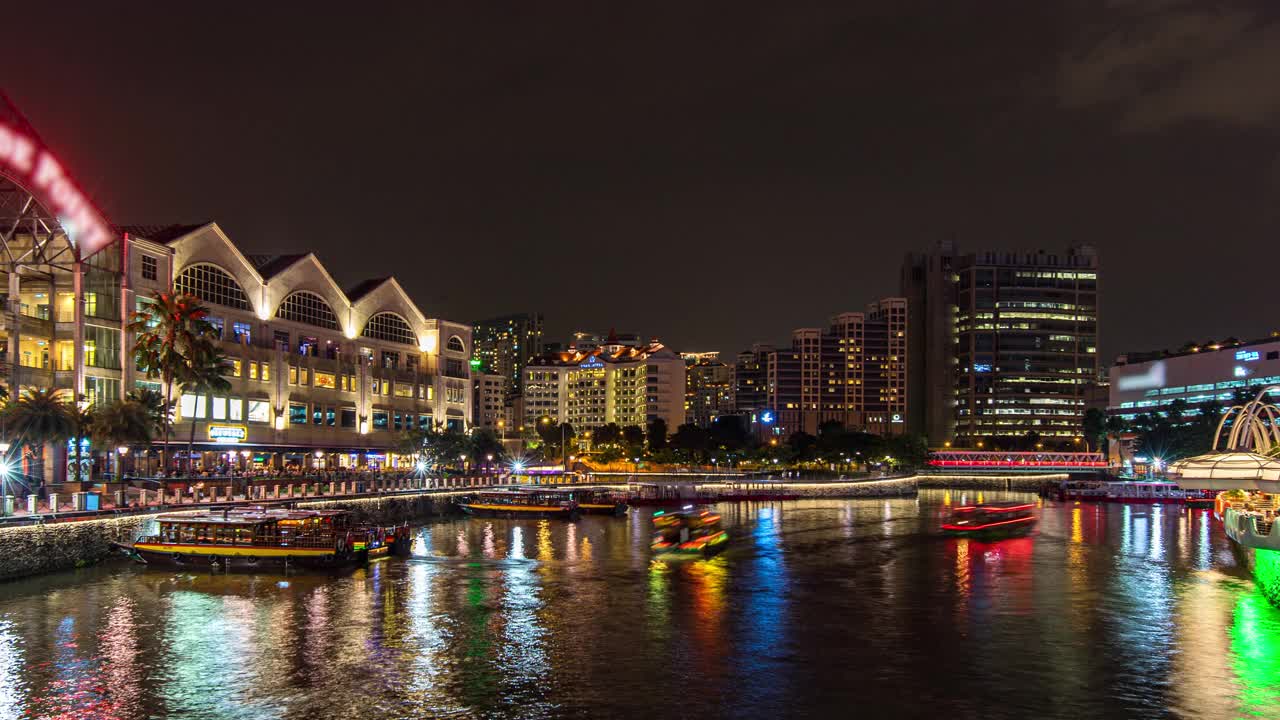 新加坡克拉克码头五颜六色的夜景和繁忙的游船视频素材