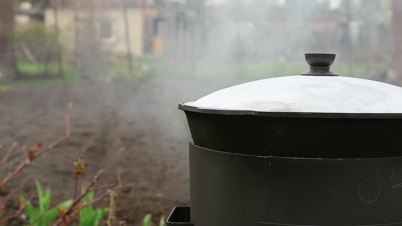 食物是在院子里的露天大锅里准备的。视频素材